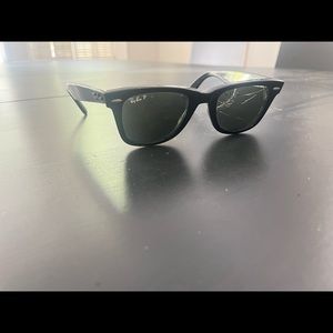 Old Style Ray Ban Wayfarer Polarized (one broken lense)